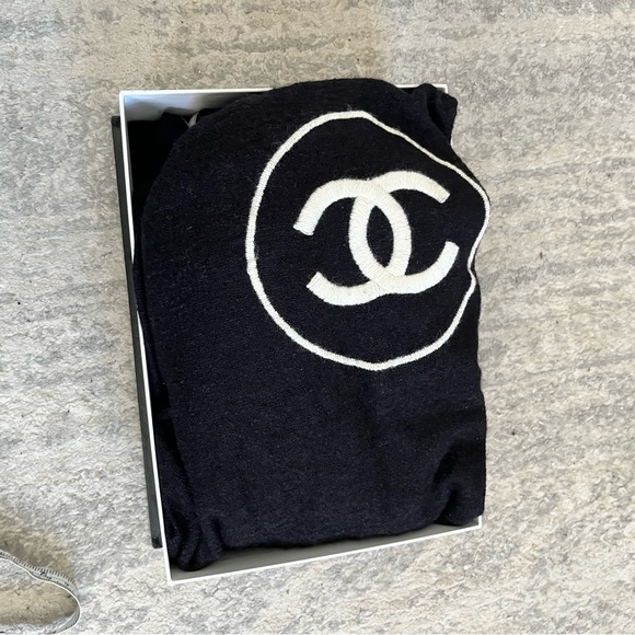 2011 Chanel cashmere stole - Picture 9 of 10